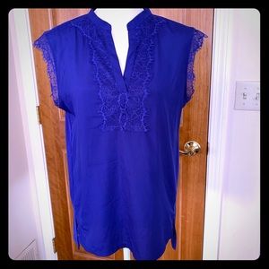 WORTHINGTON Blue petite top with lace detail. (PM)